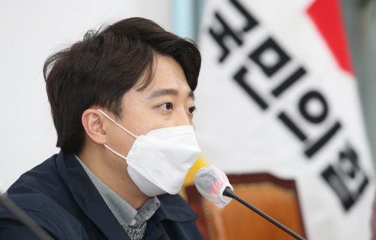 이준석 국민의힘 대표가 21일 오후 서울 여의도 국회에서 기자회견을 열고 당 중앙선거대책위원회 상임선거대책위원장직과 홍보미디어총괄본부장직을 일괄 사퇴하겠다고 선언했다.국회사진기자단·연합뉴스